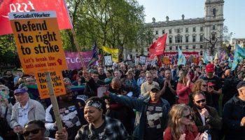 , Politique à gauche: Les manifestants font rage contre le projet de loi conservateur sur les niveaux de service minimum