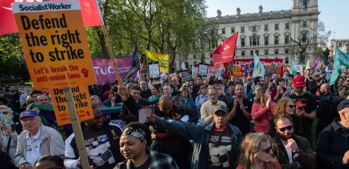 , Politique à gauche: Les manifestants font rage contre le projet de loi conservateur sur les niveaux de service minimum