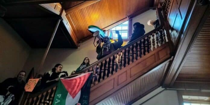 , Actu socialisme: Les étudiants et les travailleurs de Madison débrayent : désinvestissez de l’assaut militaire contre Gaza !