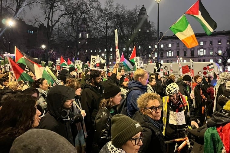 Une photo de la foule de la manifestation palestinienne sur la place du Parlement illustrant une histoire sur le vote du cessez-le-feu du SNP.