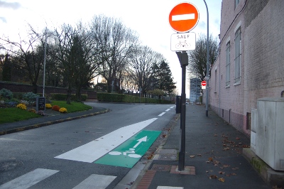 Bande cyclable rue Montesquieu à Mons en Baroeul